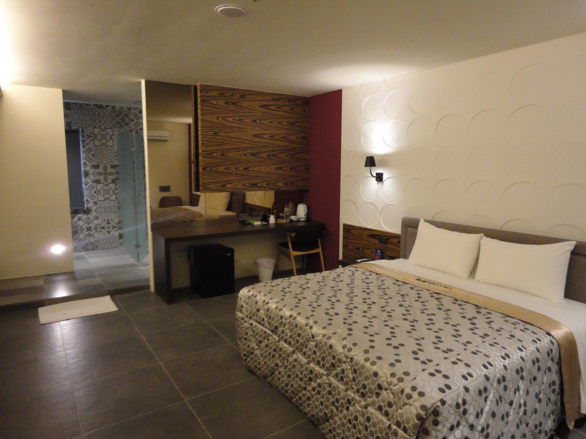 Travel Port Motel Kaohsiung Exterior photo